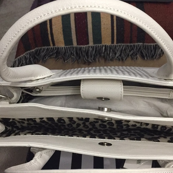 Beautiful Nine West tote pocketbook - Picture 4 of 5